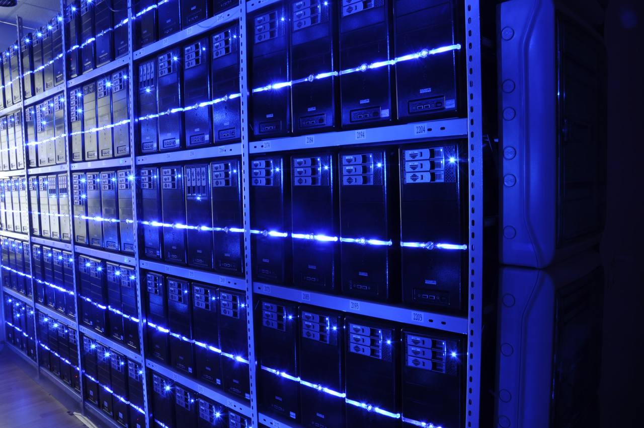 Serverraum mit Recheninfrastruktur für Modelltraining und Backtests