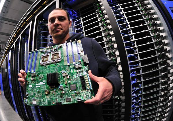 Server-Hauptplatine als Symbol für die Rechenleistung, die Walk-Forward-Verfahren benötigen